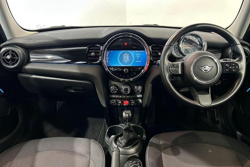 Begagnad Mini Cooper Classic 134 HK (98 kW) 2022 Blå Halvkombi