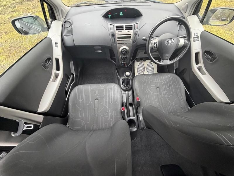 Używany Toyota Yaris 69 KM (50 kW) 2009 Szary Hatchback