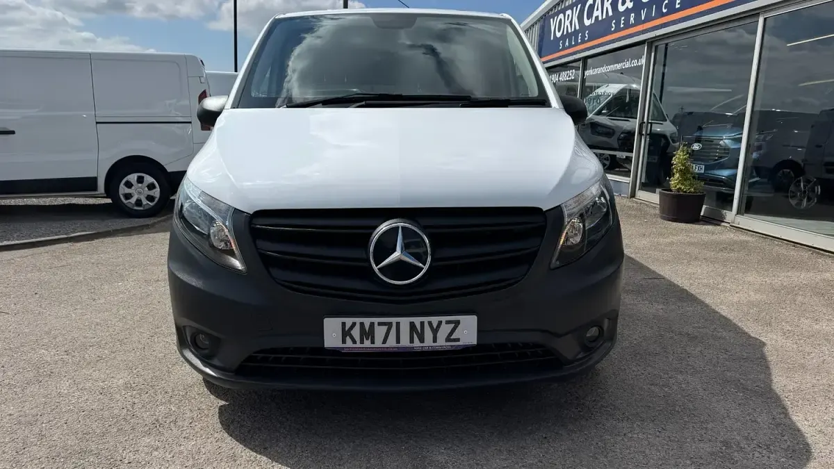 Used Mercedes Vito Progressive 161 HP (118 kW) 2021 White Van