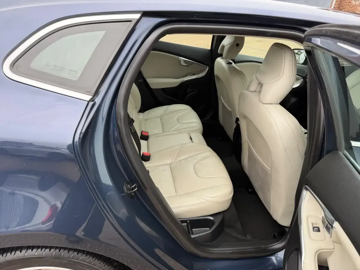 Usado Volvo V40 SE Lux 2013 Azul Citadino