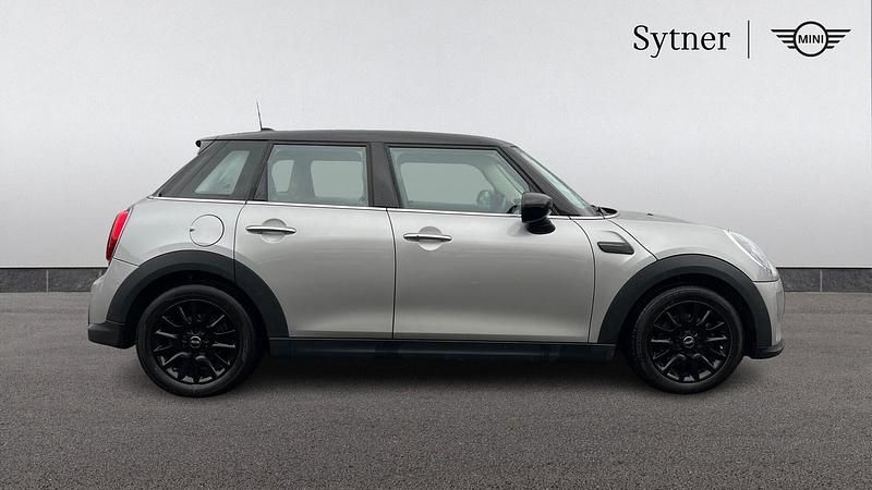 Usado Mini Cooper Classic 134 HP (98 kW) 2023 Prateado Citadino
