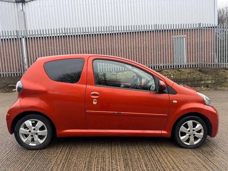 Used Toyota Aygo 67 HP (49 kW) 2013 Orange Hatchback
