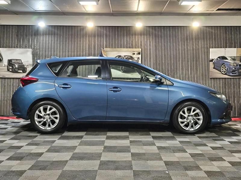 Used Toyota Auris Business Edition 112 HP (82 kW) 2016 Blue Hatchback