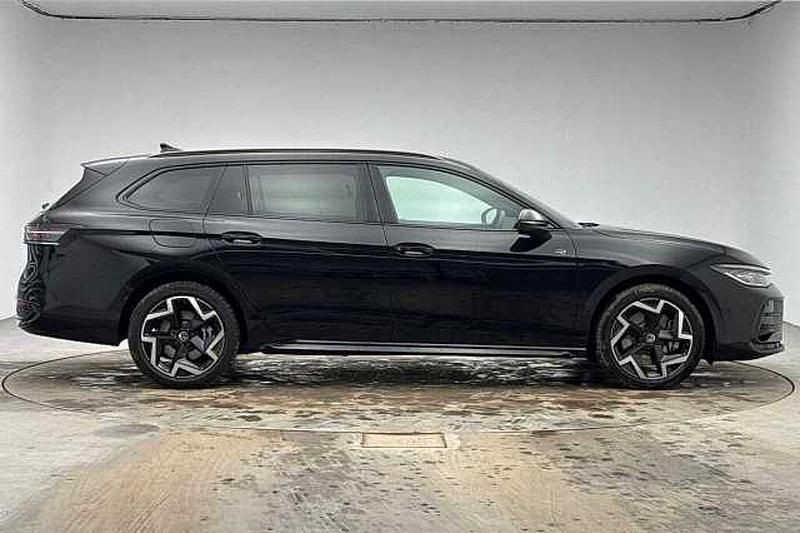 Usado VW Passat R-line 272 HP (200 kW) 2025 Preto Carrinha