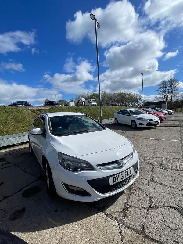 Used Vauxhall Astra SRi 165 HP (121 kW) 2013 White Estate