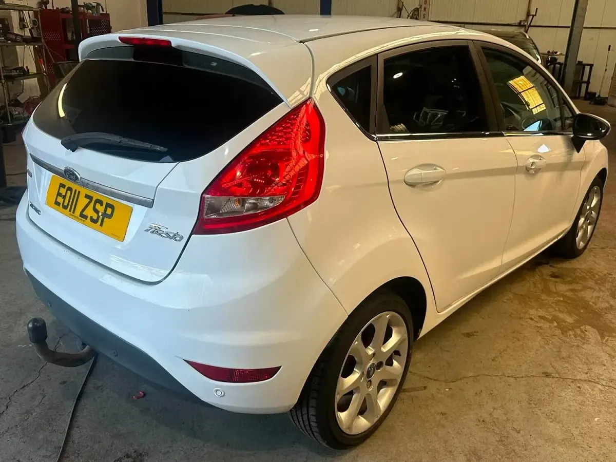 Used Ford Fiesta Zetec 70 HP (51 kW) 2011 White Hatchback