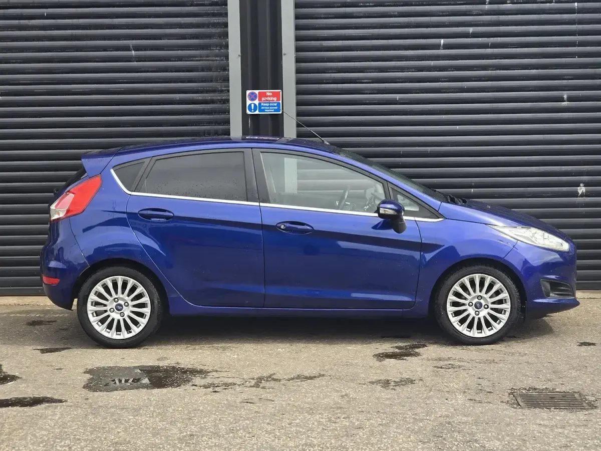 Used Ford Fiesta Titanium 125 HP (91 kW) 2013 Blue Hatchback