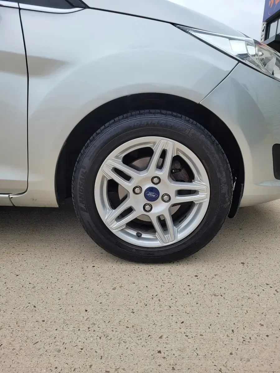 Usado Ford Fiesta Zetec 80 HP (58 kW) 2013 Prateado Citadino