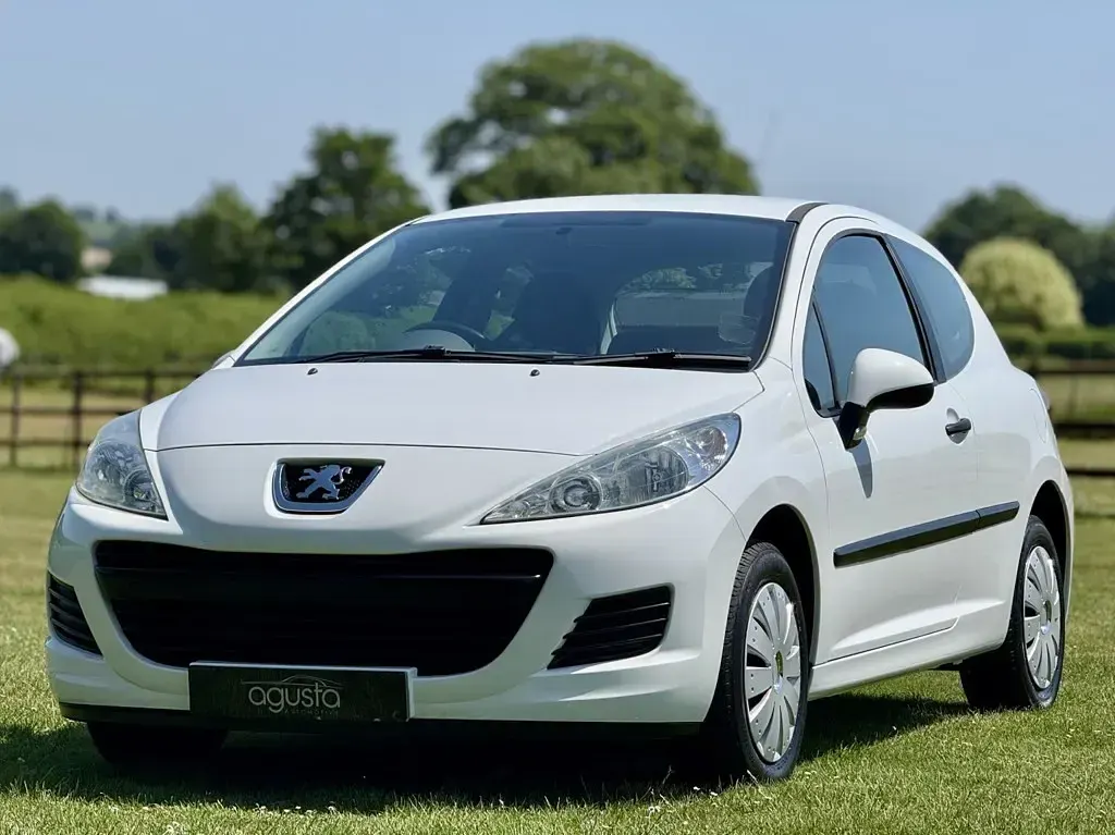 Used Peugeot 207 2011 White Hatchback