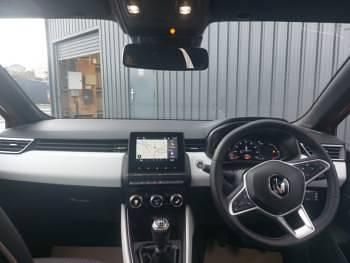 Used Renault Clio V Techno 90 HP (66 kW) 2023 Orange Hatchback