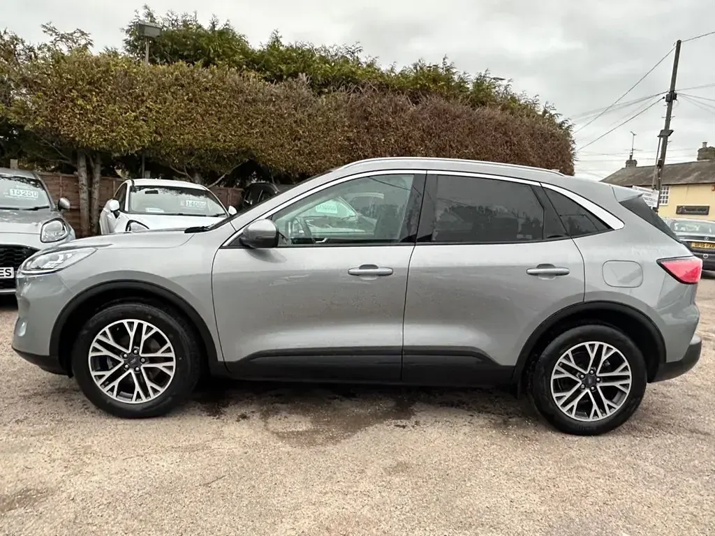 Usado Ford Kuga Titanium 150 CV (110 kW) 2023 Plateado SUV