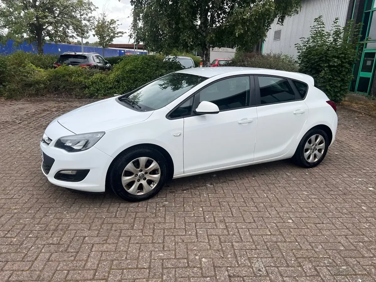 Used Vauxhall Astra Design Edition 108 HP (79 kW) 2014 White Hatchback