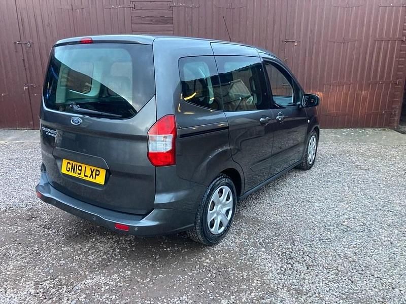 Usado Ford Tourneo Courier Zetec 100 CV (73 kW) 2019 Gris Monovolumen