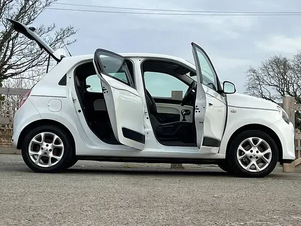 Used Renault Twingo Dynamique 90 HP (66 kW) 2015 White Hatchback