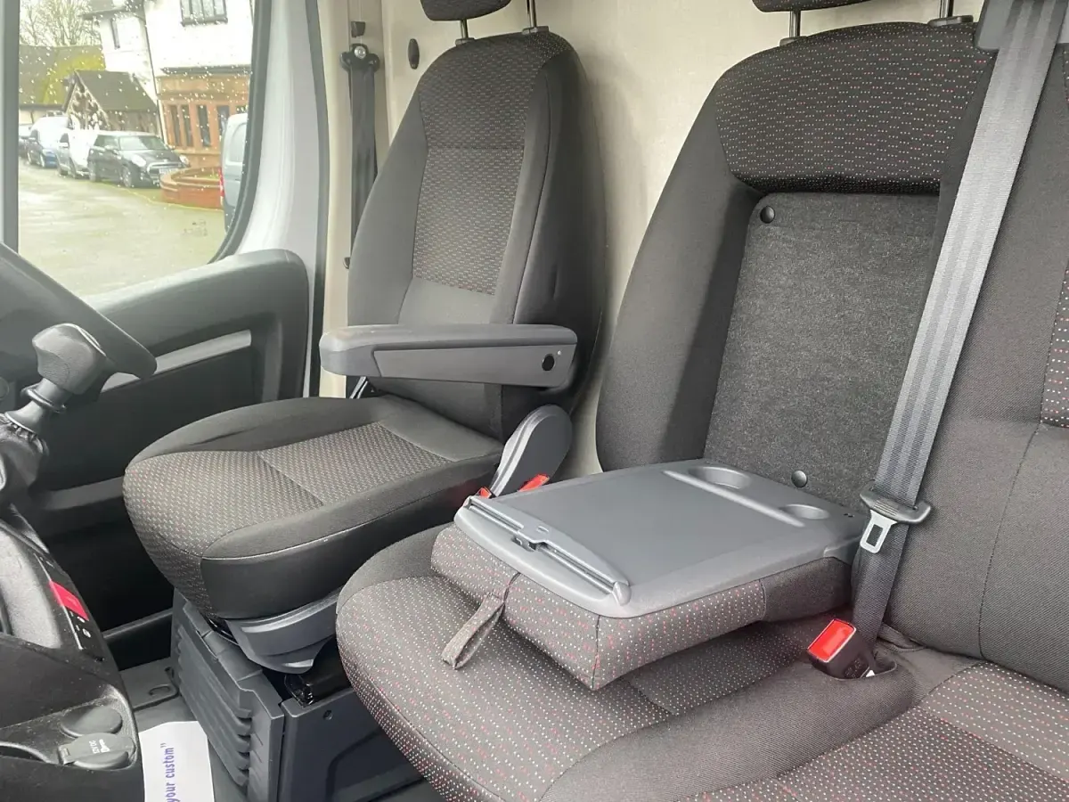 Gebraucht Peugeot Boxer Premium 140 PS (102 kW) 2023 Weiß Van