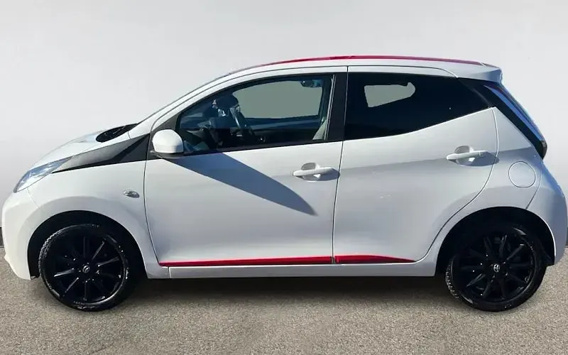 Usado Toyota Aygo x-press 69 HP (50 kW) 2018 Branco Citadino