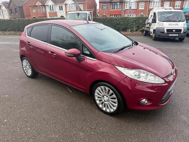 Begagnad Ford Fiesta Titanium 2009 Röd Halvkombi
