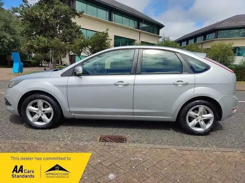 Used Ford Focus Zetec 125 HP (91 kW) 2010 Silver Hatchback