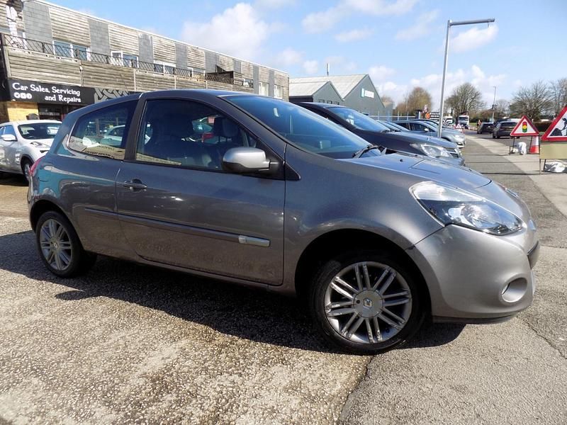 Used Renault Clio II Dynamique 75 HP (55 kW) 2011 Grey Hatchback