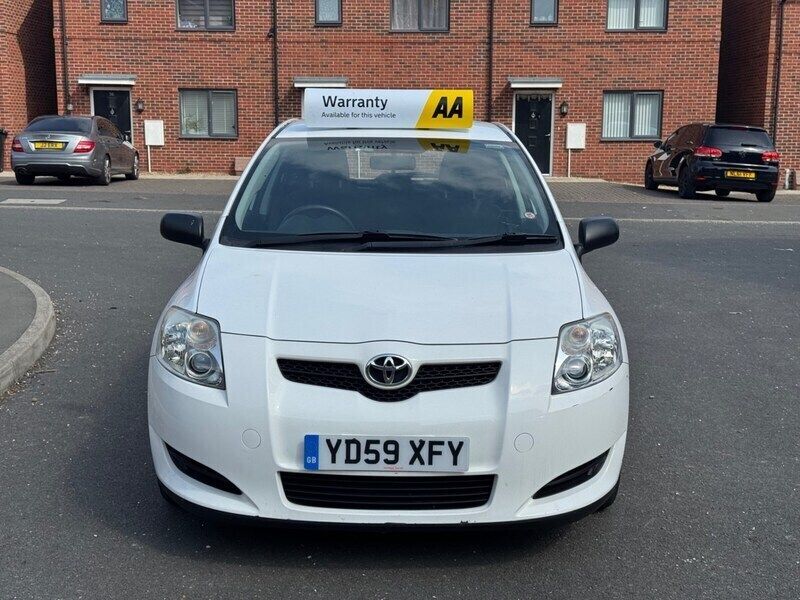 White Used 2009 Toyota Auris Hatchback | £3,900 (Fair price) - Image 1/4
