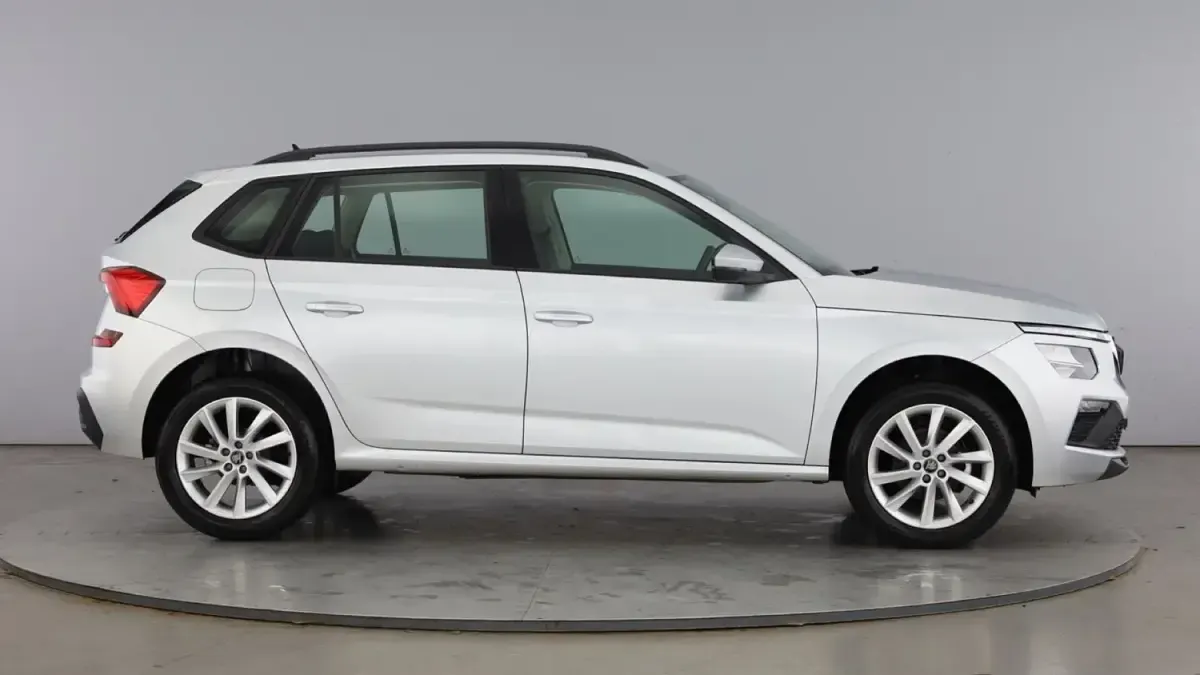 Usado Skoda Kamiq SE 94 HP (69 kW) 2025 Prateado SUV