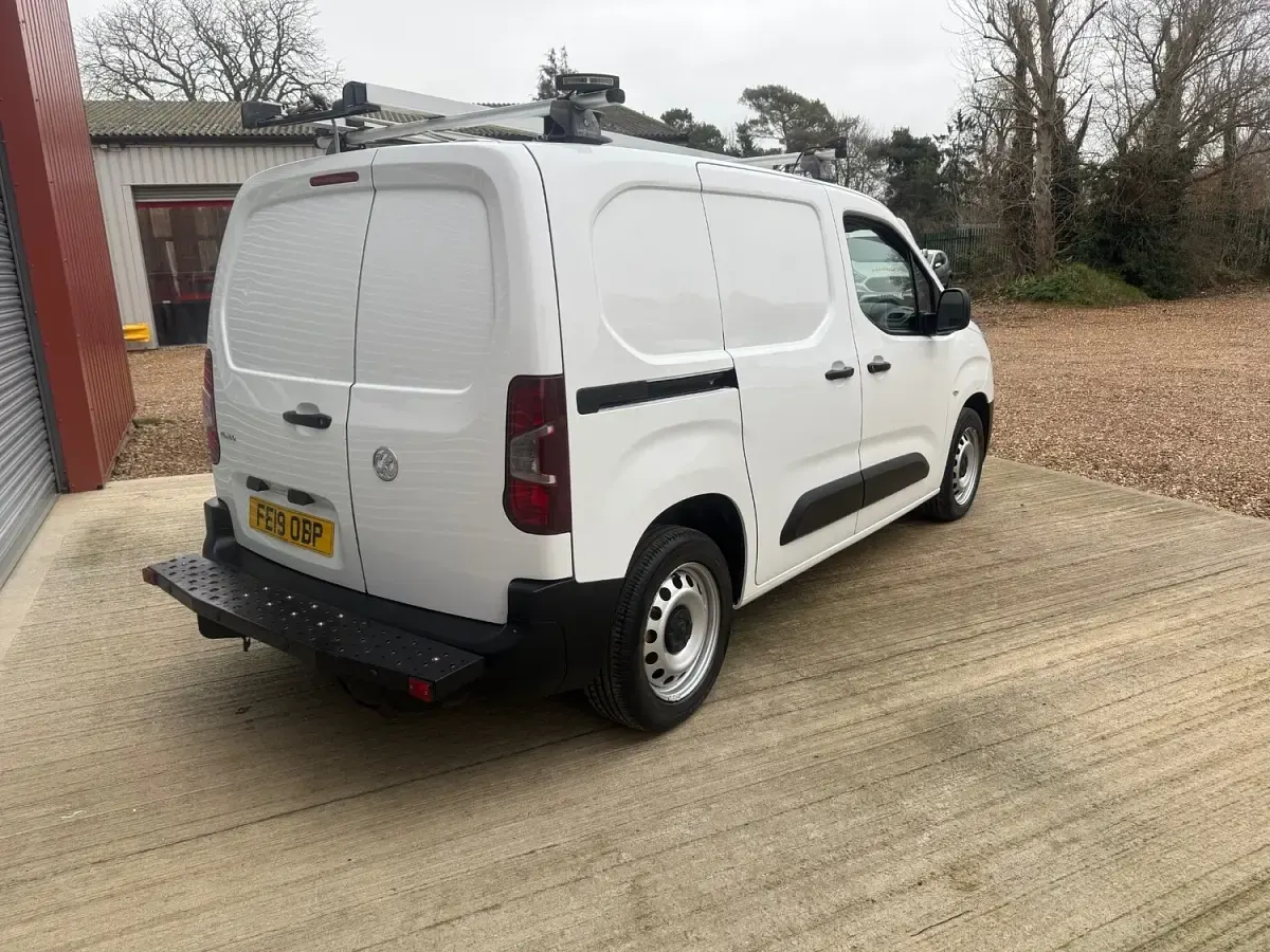Used Vauxhall Combo Edition 100 HP (73 kW) 2019 White Van