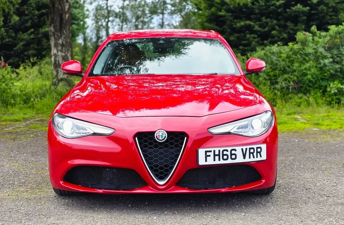 Used Alfa Romeo Giulia Edizione Speciale 180 HP (132 kW) 2017 Red Sedan