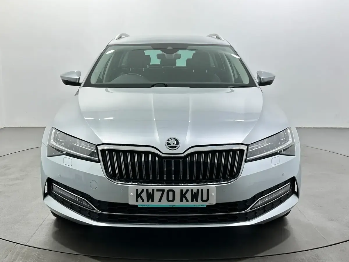Usado Skoda Superb SE L 150 CV (110 kW) 2021 Plateado Familiar