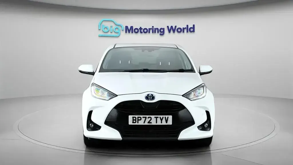 Used Toyota Yaris Design 116 HP (85 kW) 2023 White Hatchback