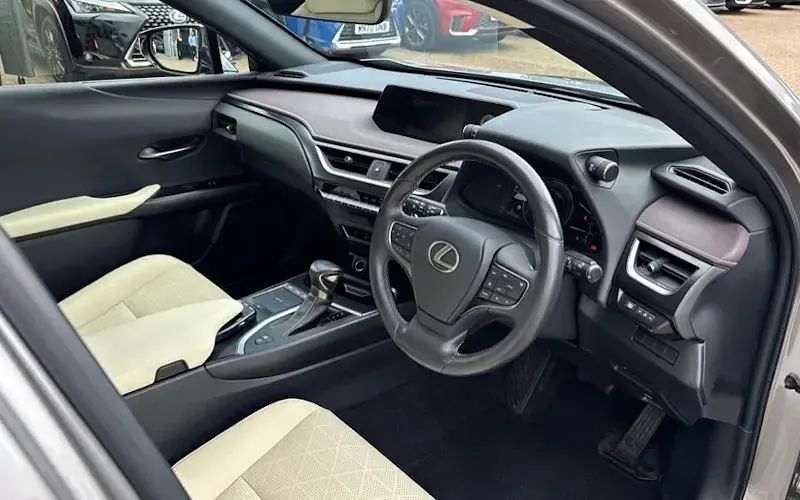 Used Lexus UX 184 HP (135 kW) 2020 Silver SUV