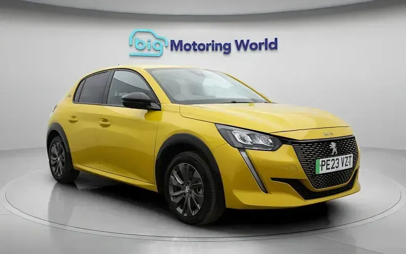 Used Peugeot e-208 Active+ 100 kW (136 HP) 2023 Yellow Hatchback