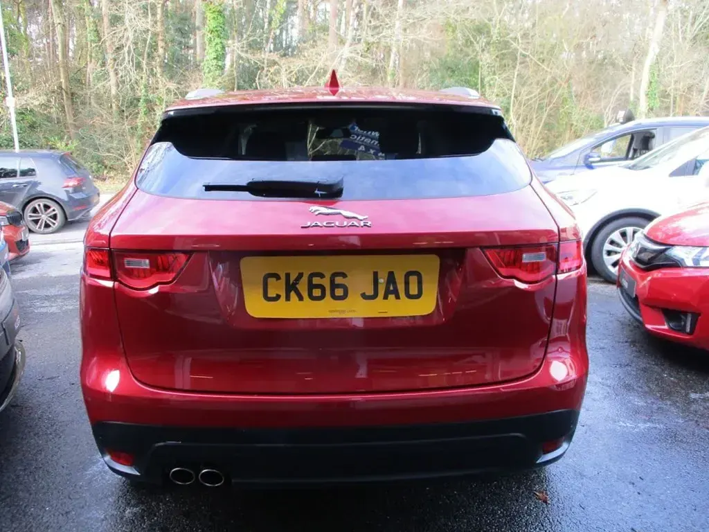 Usado Jaguar F-Pace Portfolio 180 HP (132 kW) 2016 Vermelho SUV