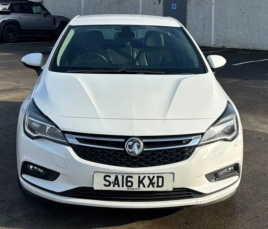 Used Vauxhall Astra Elite 108 HP (79 kW) 2016 White Hatchback