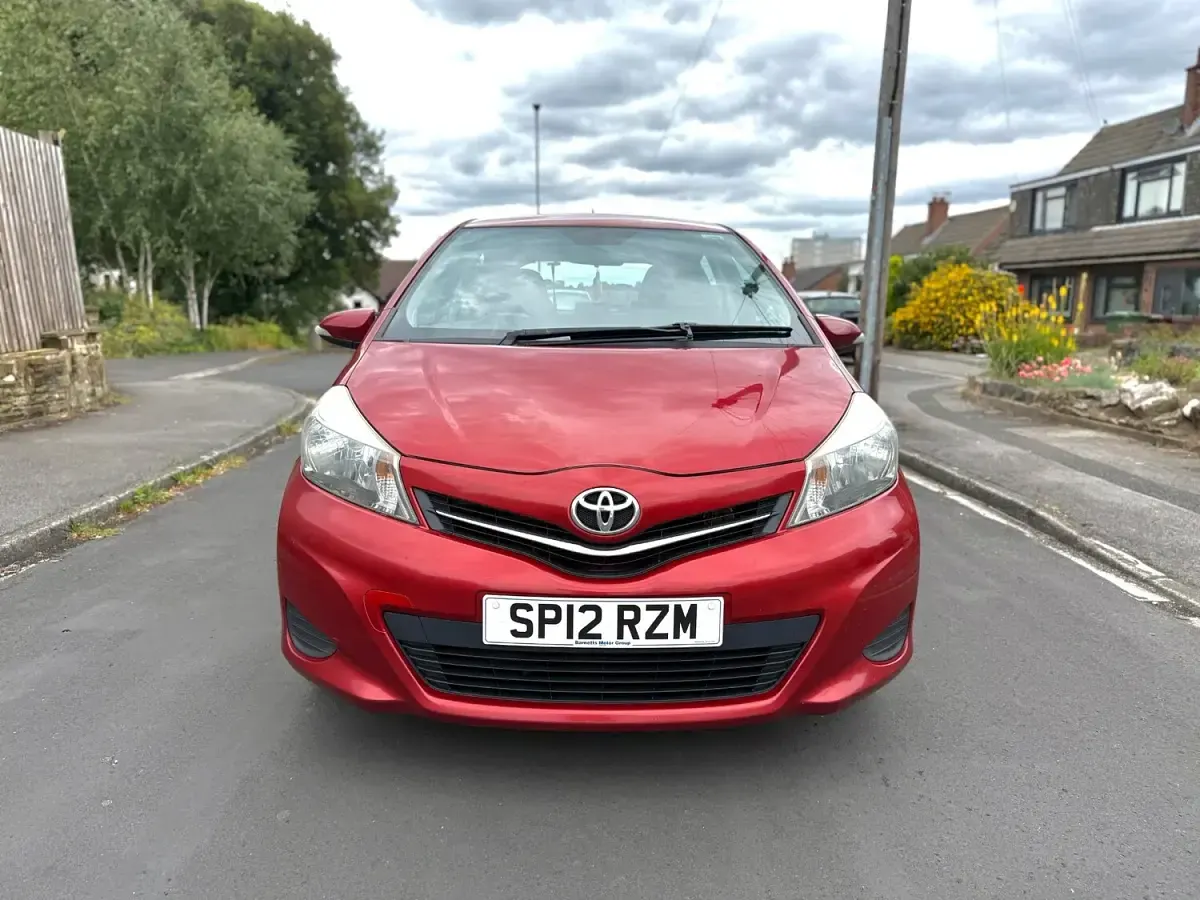 Used Toyota Yaris 99 HP (72 kW) 2012 Red Hatchback