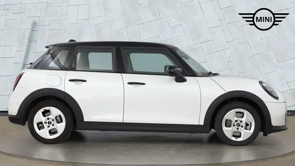 Used Mini Cooper Hatch 154 HP (113 kW) 2024 White Hatchback