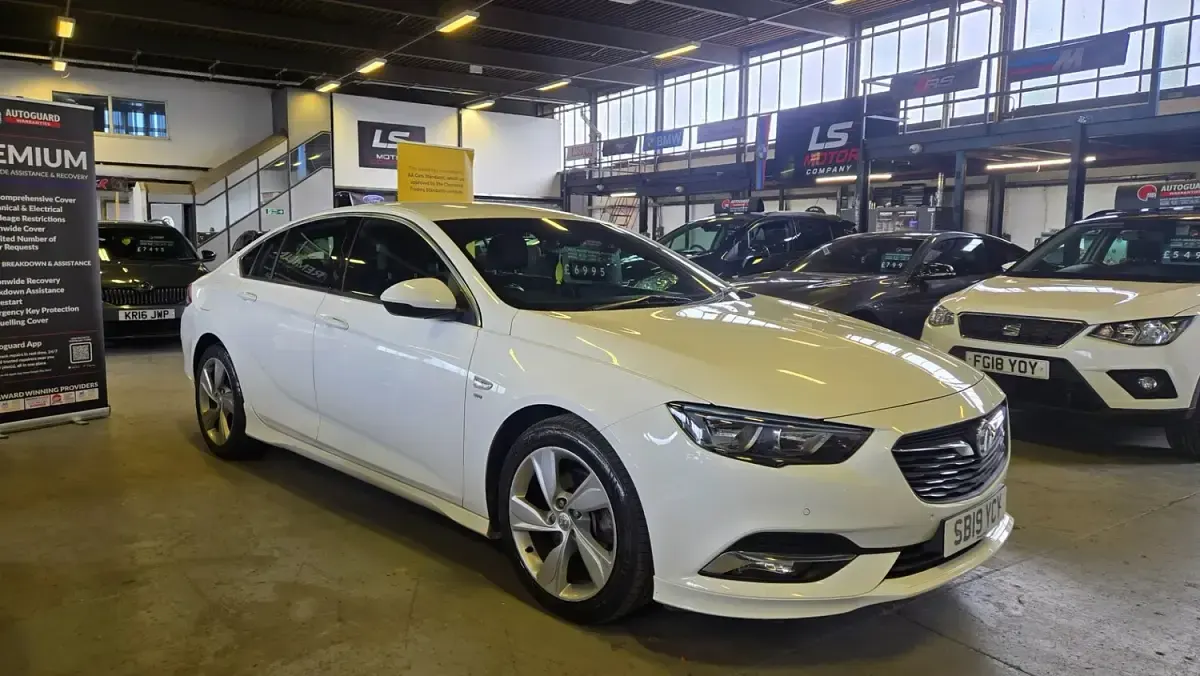 Used Vauxhall Insignia SRi 170 HP (125 kW) 2019 White Hatchback