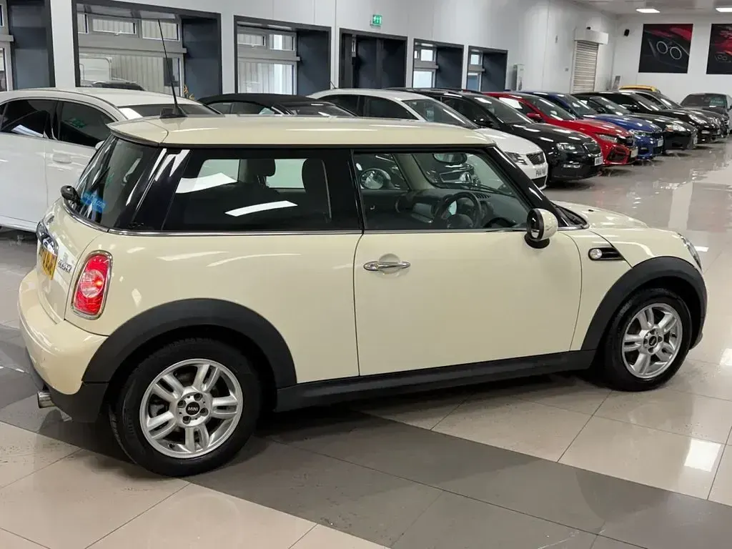 Used Mini Cooper Hatch 122 HP (89 kW) 2014 White Hatchback