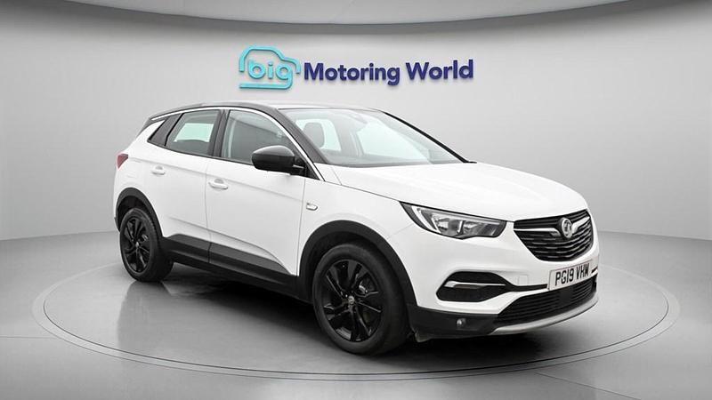 Used Vauxhall Grandland X Sport 130 HP (95 kW) 2019 White SUV