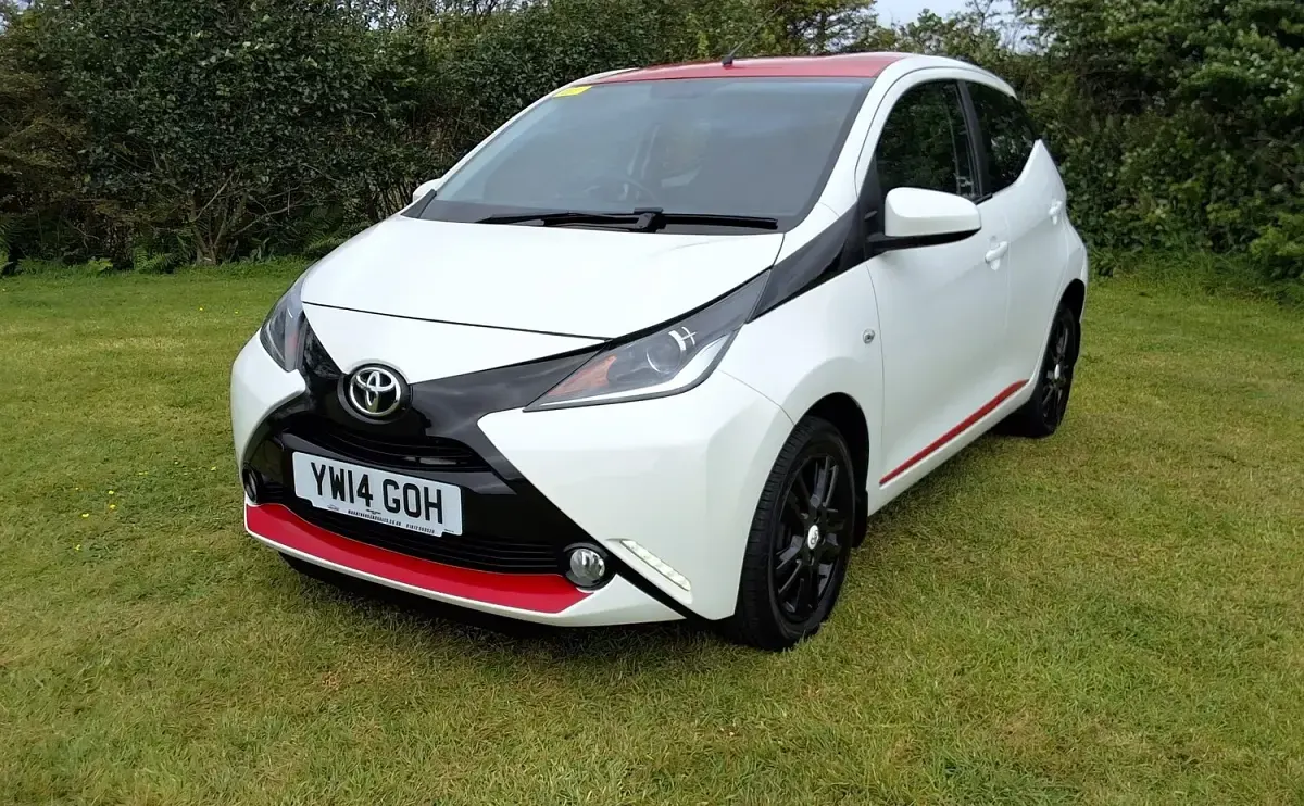 Used Toyota Aygo x-press 68 HP (50 kW) 2014 White Hatchback