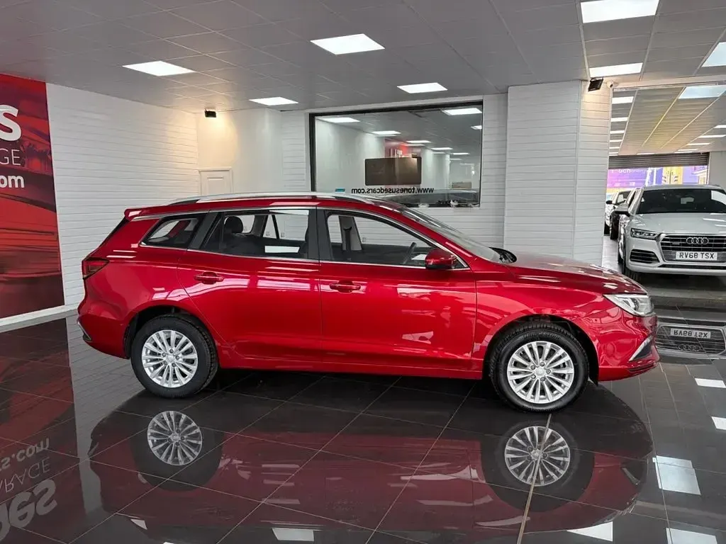 Used MG MG5 EV Exclusive 114 kW (156 HP) 2022 Red Estate