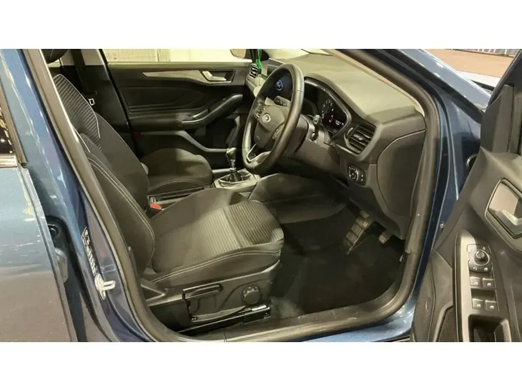 Used Ford Focus Titanium 100 HP (73 kW) 2023 Chrome blue (premium colour) Hatchback