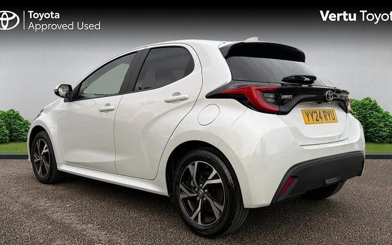 Used Toyota Yaris Hybrid Design 116 HP (85 kW) 2024 White Hatchback
