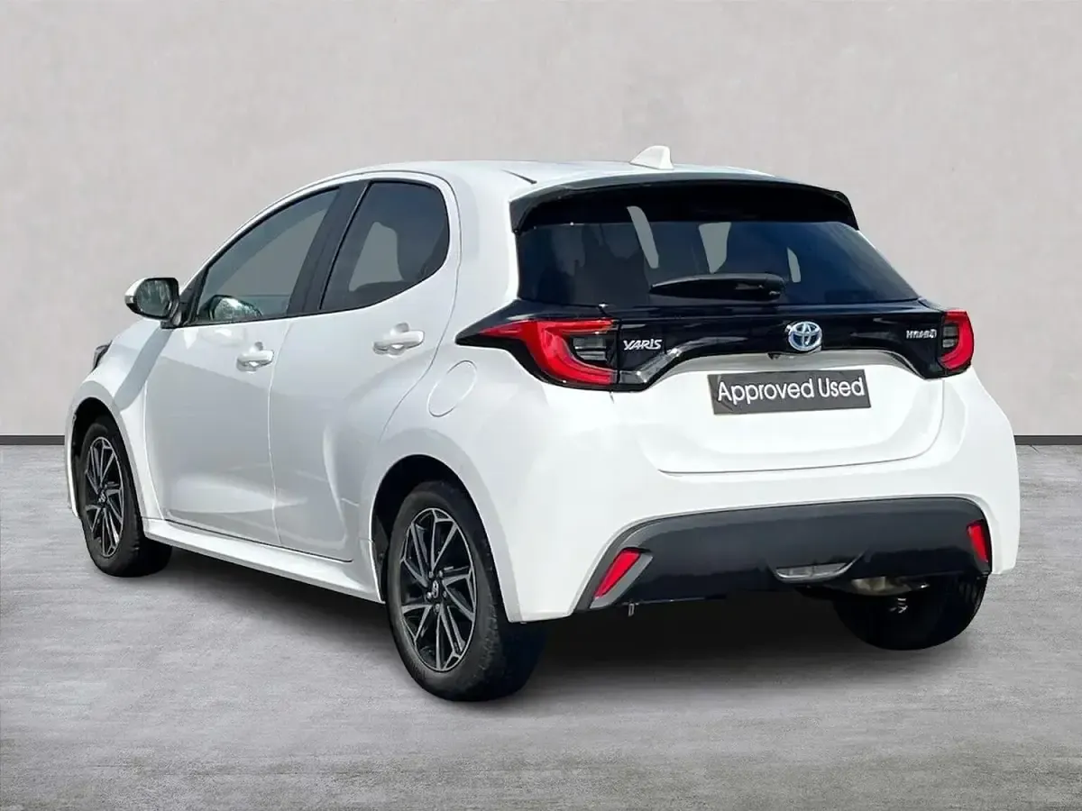 Used Toyota Yaris Design 116 HP (85 kW) 2024 White Hatchback