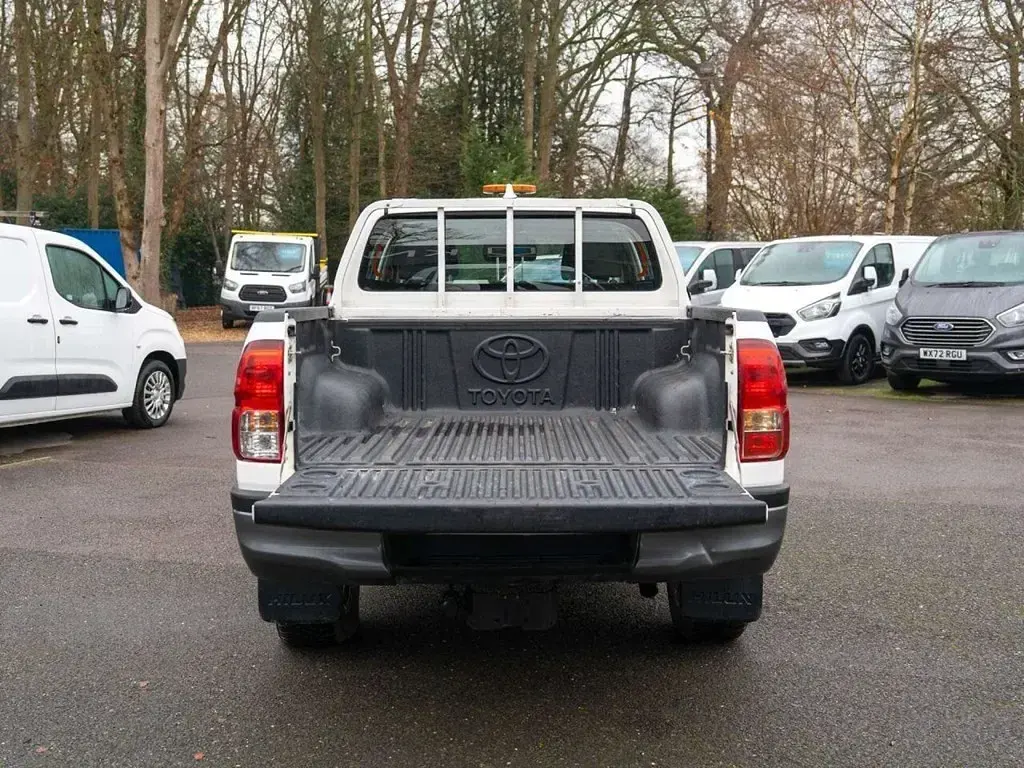 Używany Toyota HiLux Active 150 KM (110 kW) 2022 Biały Pickup