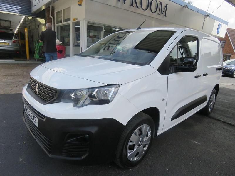 White Used 2022 Peugeot Partner MPV | £9,989 (Fair price) - Image 1/3