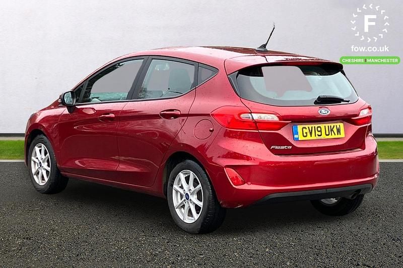 Usado Ford Fiesta Zetec 101 HP (74 kW) 2019 Vermelho Citadino