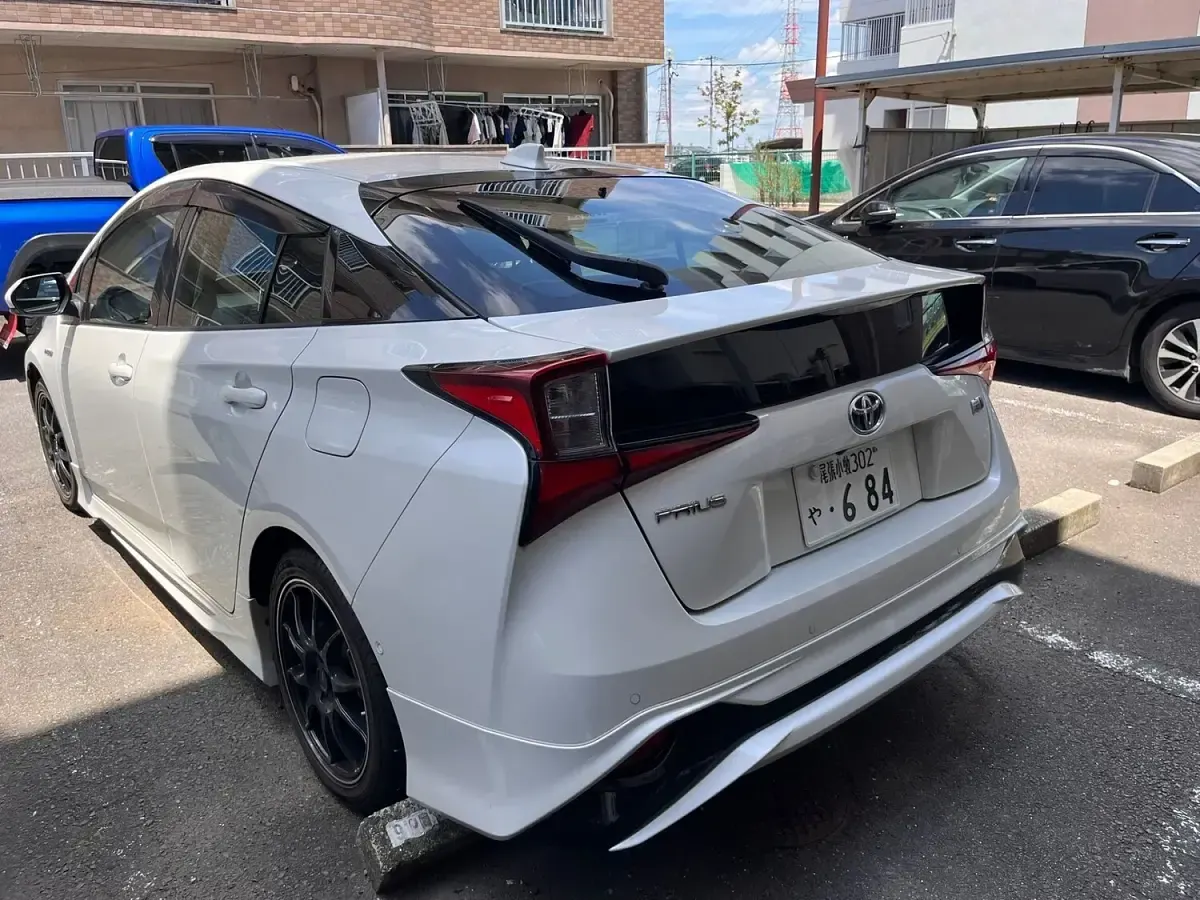 Used Toyota Prius Business Edition 2016 White Hatchback