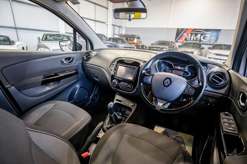 Used Renault Captur Dynamique 90 HP (66 kW) 2016 Silver/black SUV