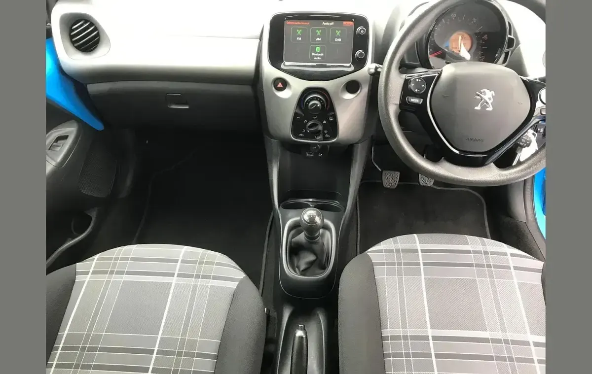 Used Peugeot 108 Active 67 HP (49 kW) 2017 Blue Hatchback