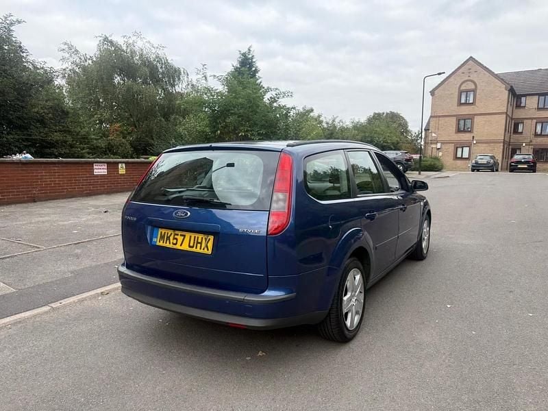 Begagnad Ford Focus Style 100 HK (73 kW) 2007 Blå Kombi